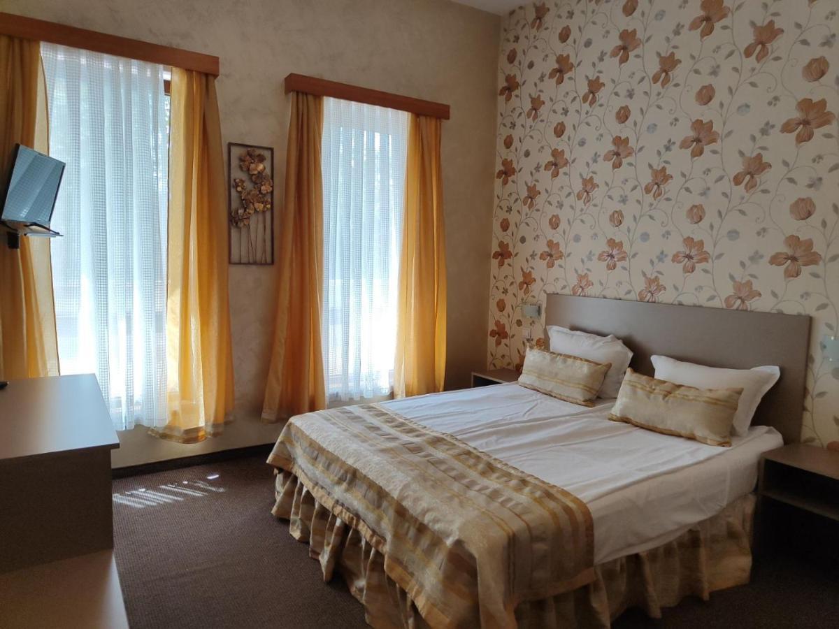 Семеен Хотел "Булаир" Burgas City Exterior foto